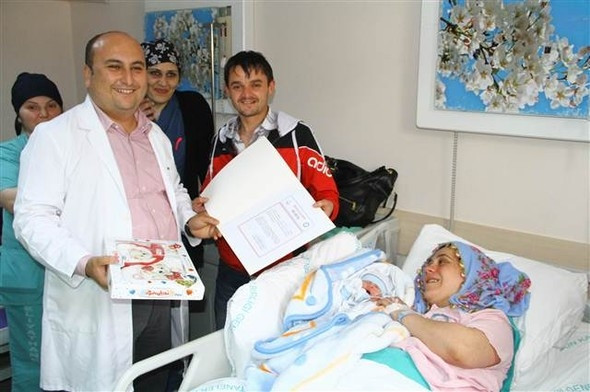 Heyecandan müşterisinin kulağını kesti