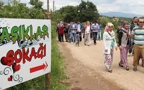 Sokakta kısmet arıyorlar