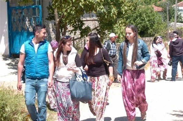 Sokakta kısmet arıyorlar