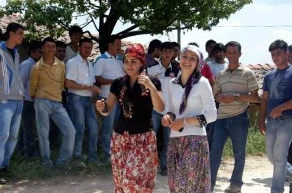 Sokakta kısmet arıyorlar
