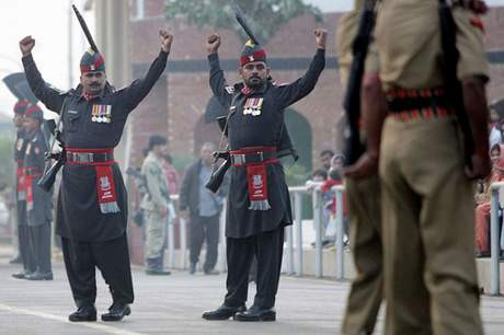 Hindistan ve Pakistan sınırında tören