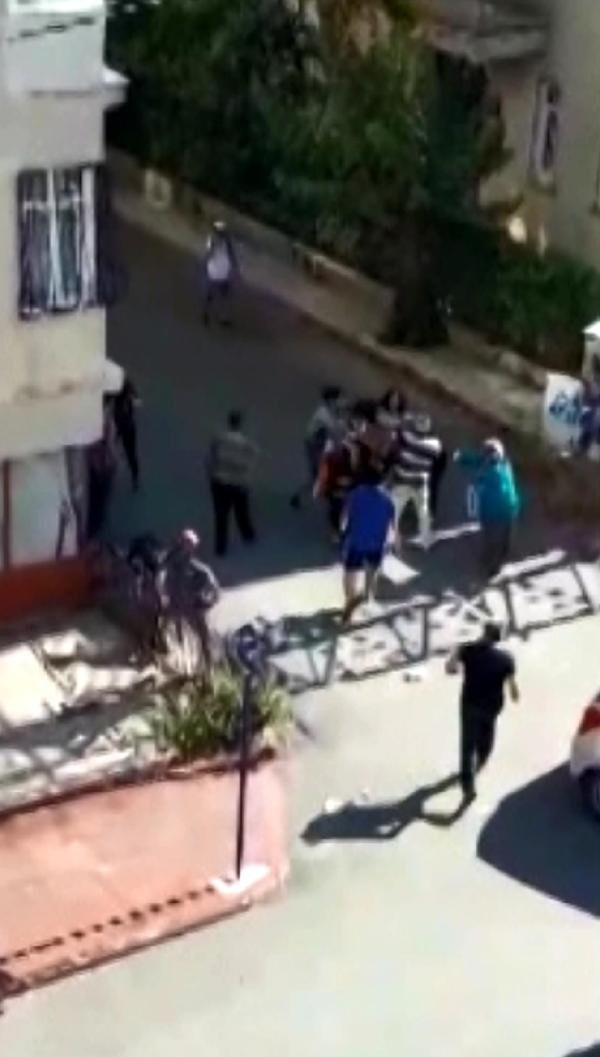 Kadın öğretmene herkesin ortasında dayak