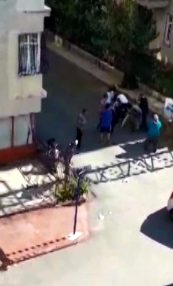 Kadın öğretmene herkesin ortasında dayak