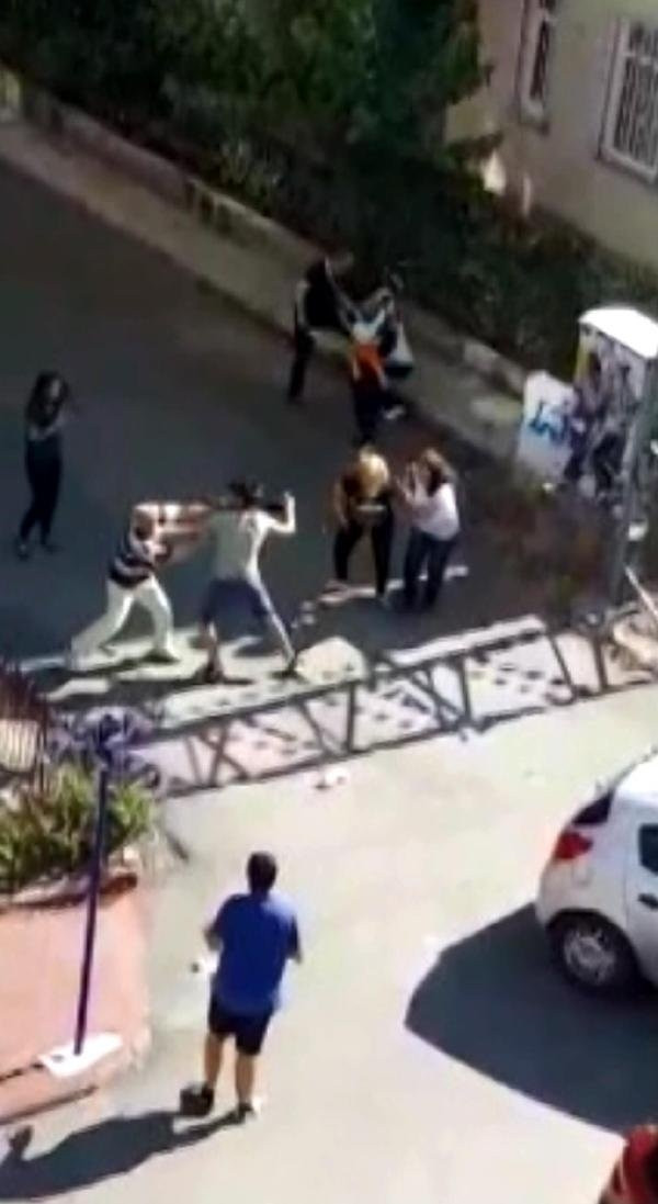 Kadın öğretmene herkesin ortasında dayak