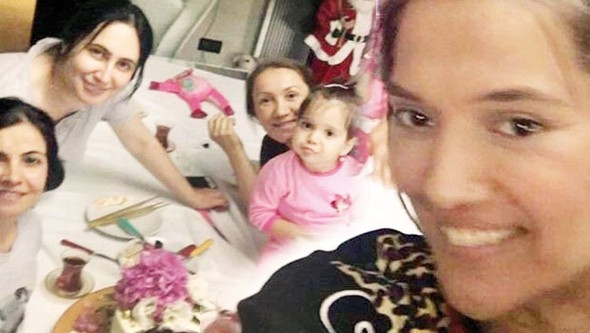 Demet Akalın kızı Hira için her ay servet harcıyor