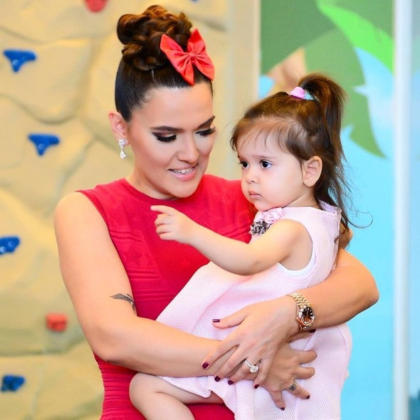 Demet Akalın kızı Hira için her ay servet harcıyor