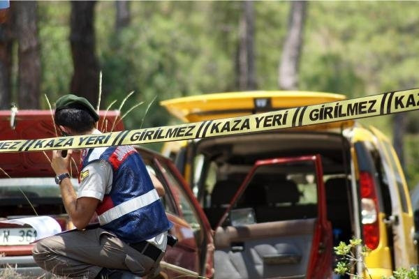 Eşini ve erkek arkadaşını öldürdü