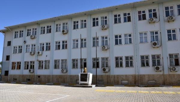 Şehidin ismini taşıdığı okulda bayraklar yakıldı