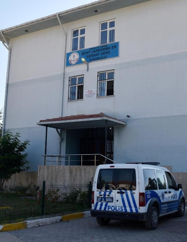 Şehidin ismini taşıdığı okulda bayraklar yakıldı