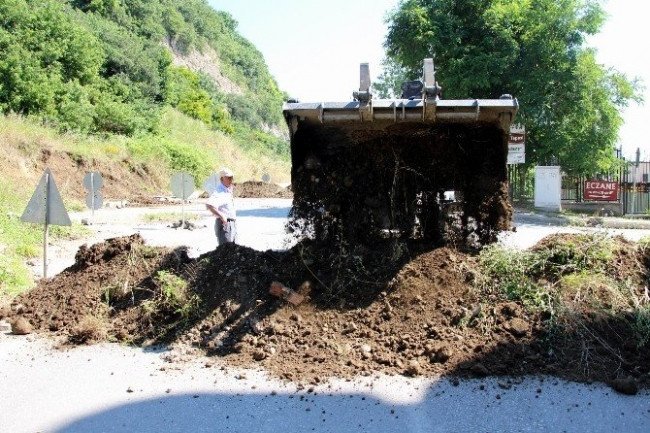 'Arazi benim' deyip, 4 şeritli yolu kapattı