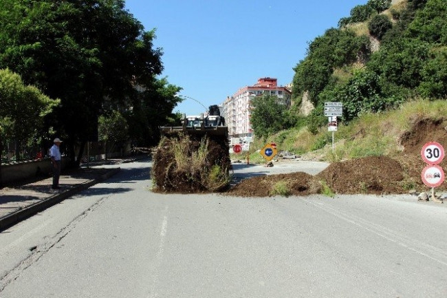 'Arazi benim' deyip, 4 şeritli yolu kapattı