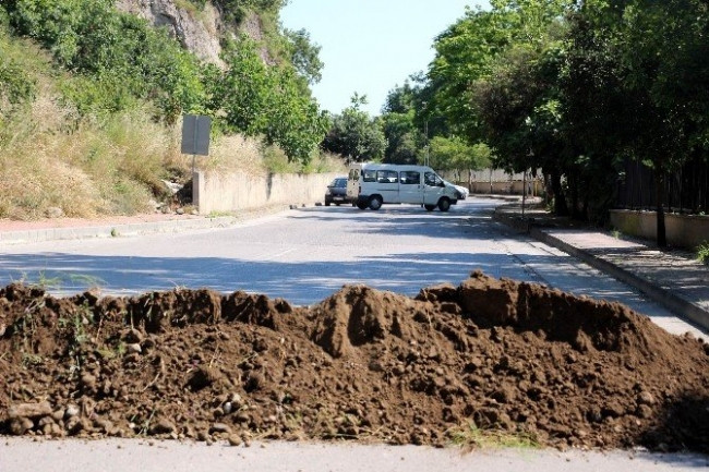 'Arazi benim' deyip, 4 şeritli yolu kapattı