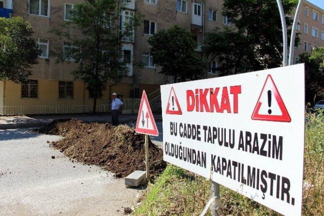 'Arazi benim' deyip, 4 şeritli yolu kapattı