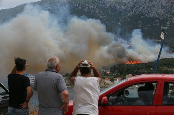 Karaburun'da yangın hızla yayılıyor !