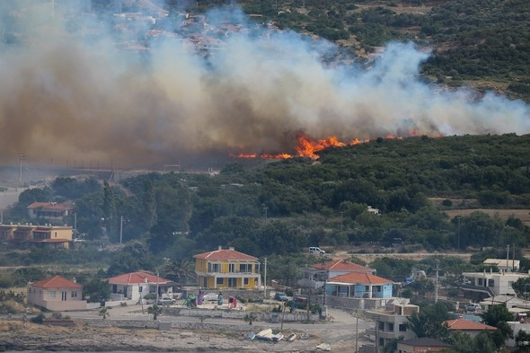 Karaburun'da yangın hızla yayılıyor !