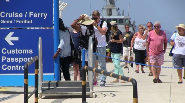 Bodrum'a bir anda 4 bin 500 turist giriş yaptı