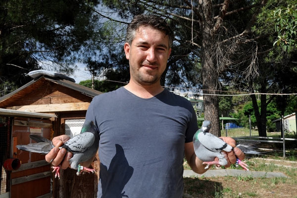 Eşiyle posta güvenciniyle haberleşiyor