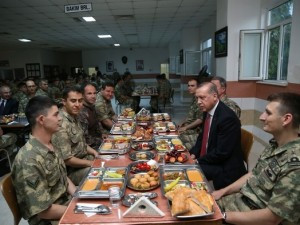 Cumhurbaşkanı Erdoğan, askerle iftar yaptı
