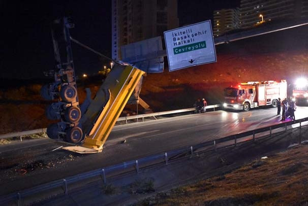 Kamyonun kasası asılı kaldı