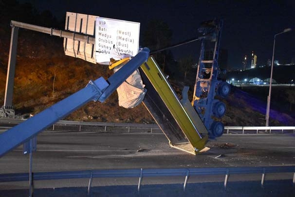 Kamyonun kasası asılı kaldı