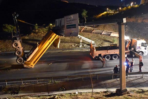 Kamyonun kasası asılı kaldı