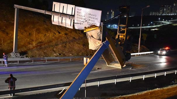 Kamyonun kasası asılı kaldı