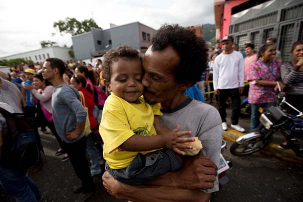 Venezuela'da halk marketleri yağmalıyor
