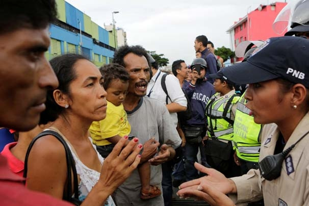 Venezuela'da halk marketleri yağmalıyor