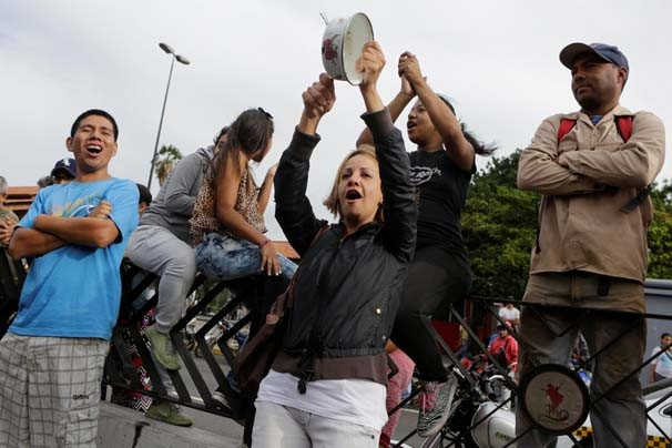 Venezuela'da halk marketleri yağmalıyor