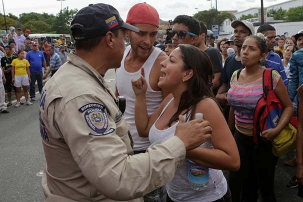 Venezuela'da halk marketleri yağmalıyor