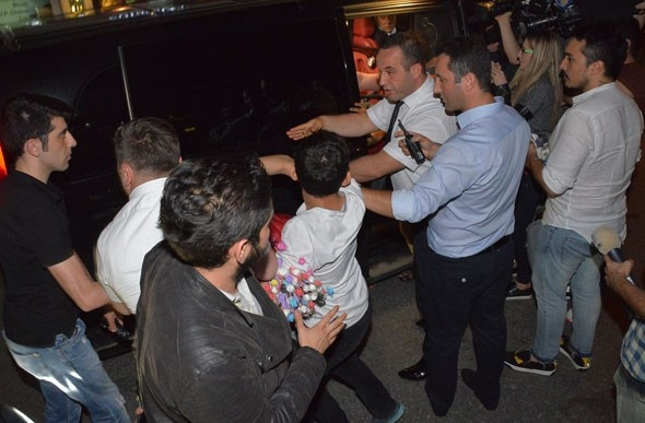 Diva'nın korumaları sokak satıcısı çocuğu tokatladı
