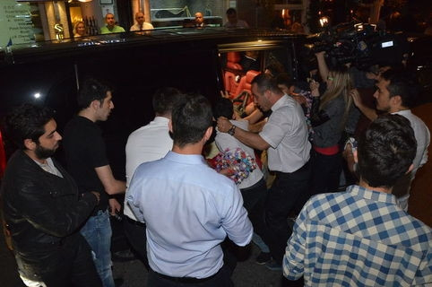 Diva'nın korumaları sokak satıcısı çocuğu tokatladı