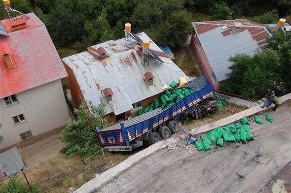 Freni boşalan TIR evi biçti !