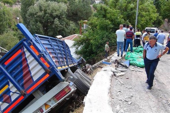 Freni boşalan TIR evi biçti !
