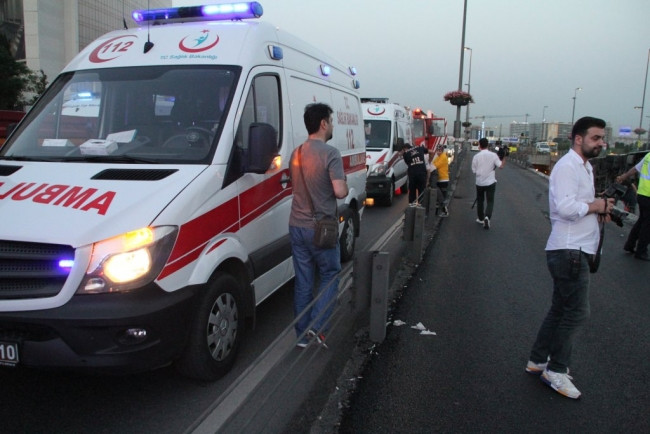 Cevizlibağ'da metrobüs devrildi