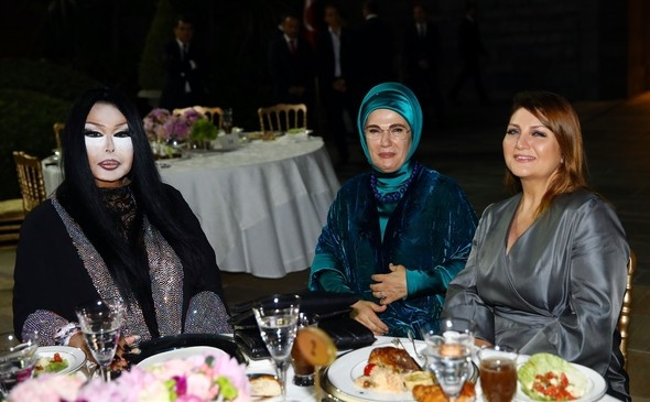 İftar yemeğinde yıldızlar geçidi