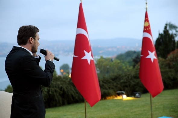 İftar yemeğinde yıldızlar geçidi