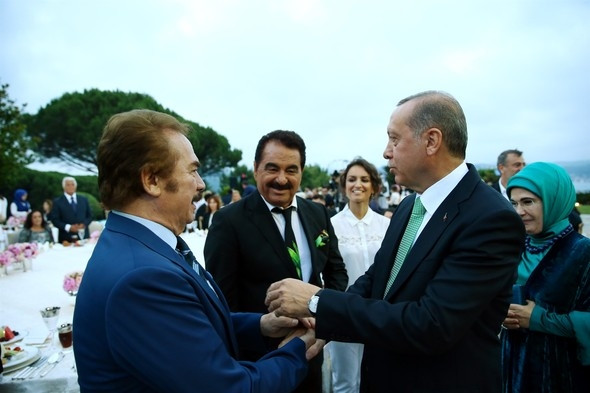 İftar yemeğinde yıldızlar geçidi