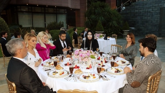 Esra Erol ile Seda Sayan yan yana