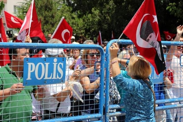10. Yıl Marşı yasaklandı, CHP'liler ayaklandı