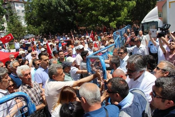 10. Yıl Marşı yasaklandı, CHP'liler ayaklandı