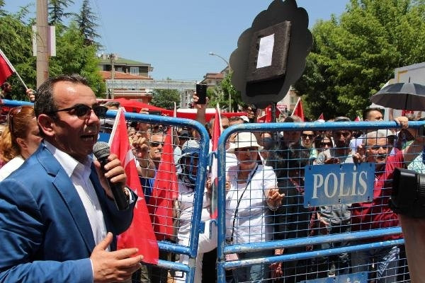 10. Yıl Marşı yasaklandı, CHP'liler ayaklandı