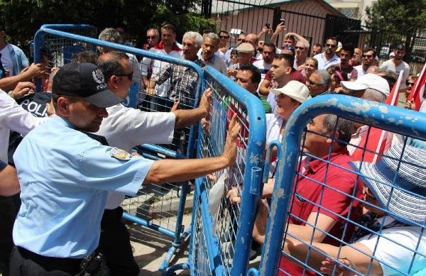 10. Yıl Marşı yasaklandı, CHP'liler ayaklandı