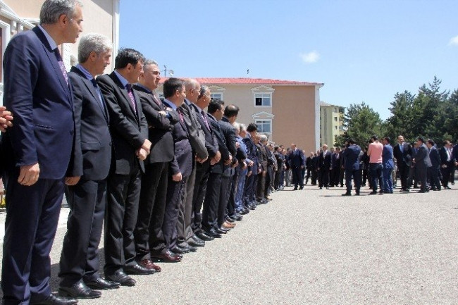 Valiyi karşılama kuyruğu