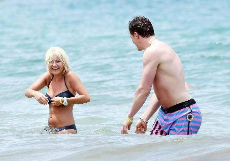 Elisha Cuthbert plajda yakalandı