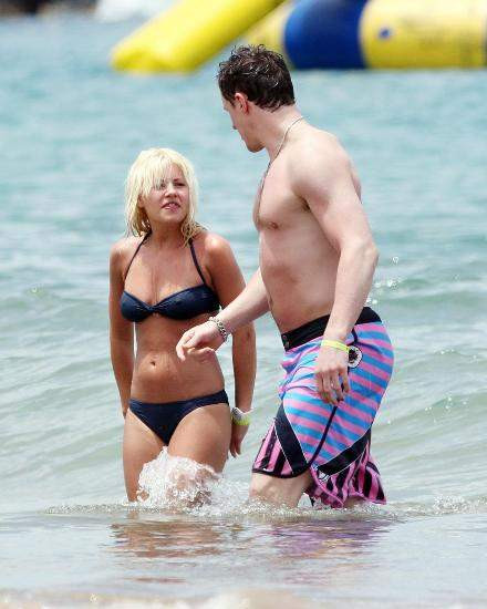 Elisha Cuthbert plajda yakalandı