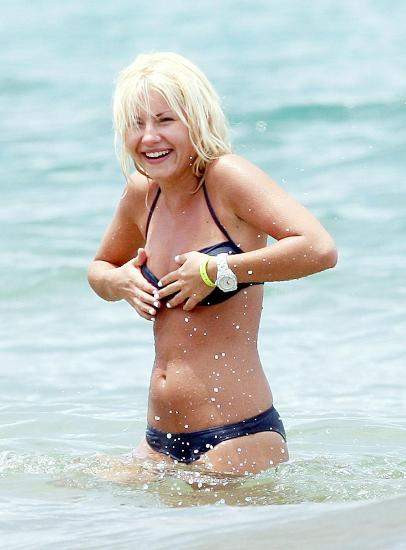 Elisha Cuthbert plajda yakalandı