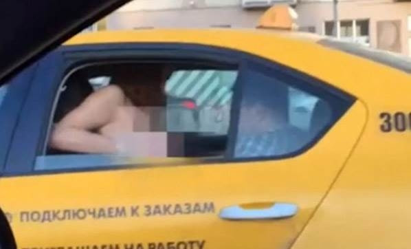 Taksinin arka koltuğunda ilişkiye girdiler !