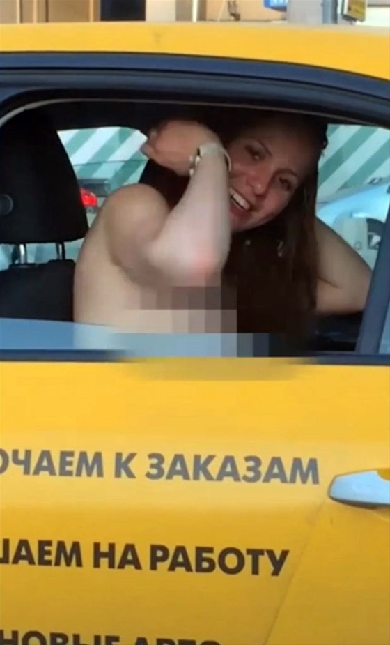 Taksinin arka koltuğunda ilişkiye girdiler !