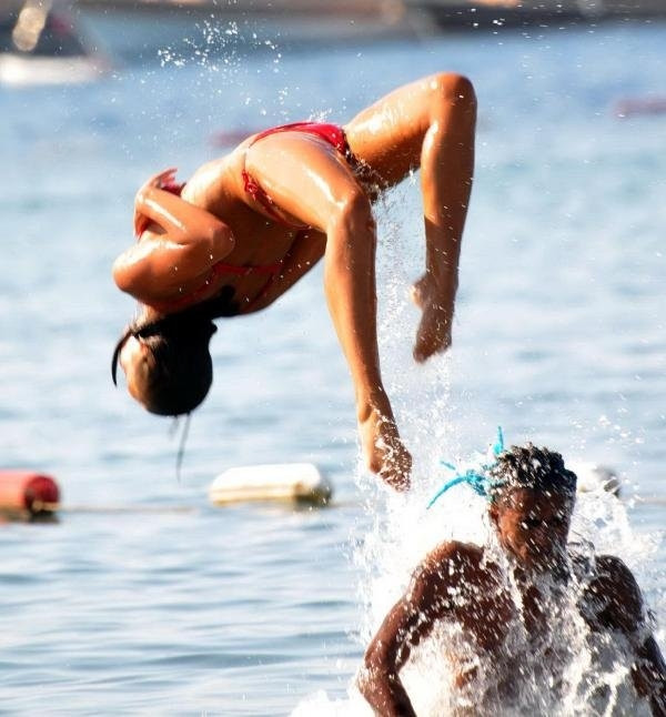 Bodrum'da Sıcaktan Bunalanlar Denize Ve Havuza Koştu